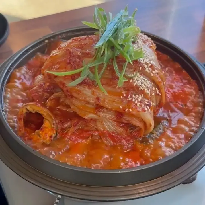 푸짐한 고등어묵은지찜