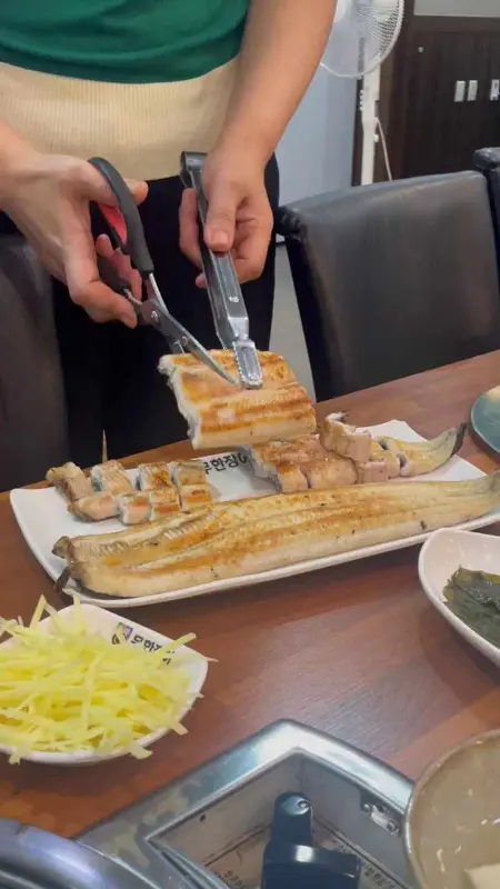 장어 손질 장면