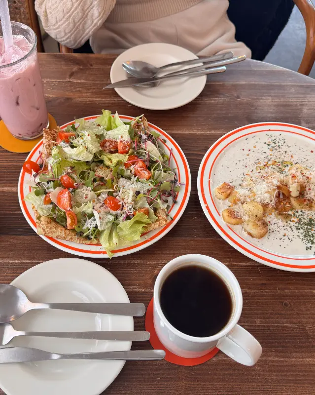 테이블 위에 놓인 알배추 샐러드와 음료