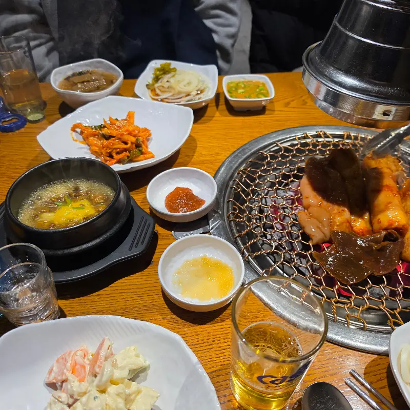 다채로운 밑반찬과 구워져 나오는 곱창
