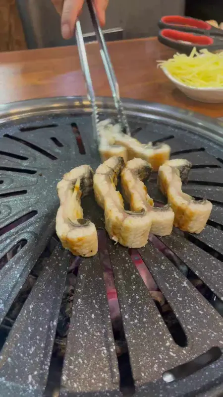 숯불 위에서 익어가는 장어