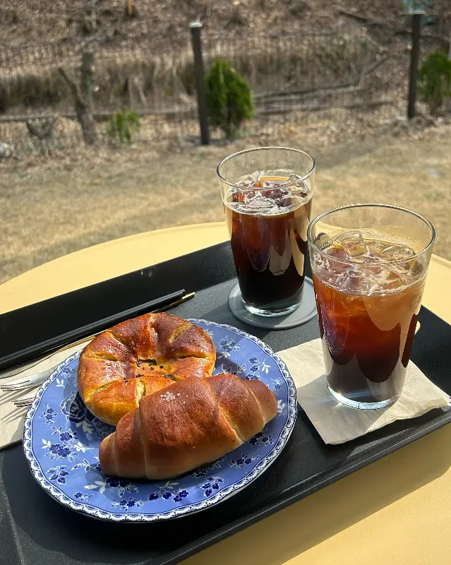 카페 문의 아이스 아메리카노와 빵