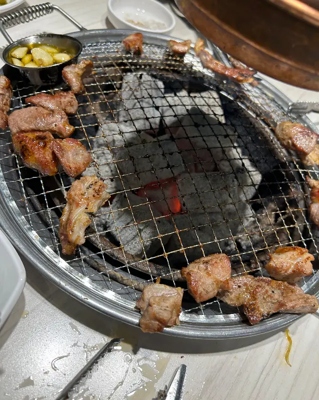숯불에 구워 먹는 갈비