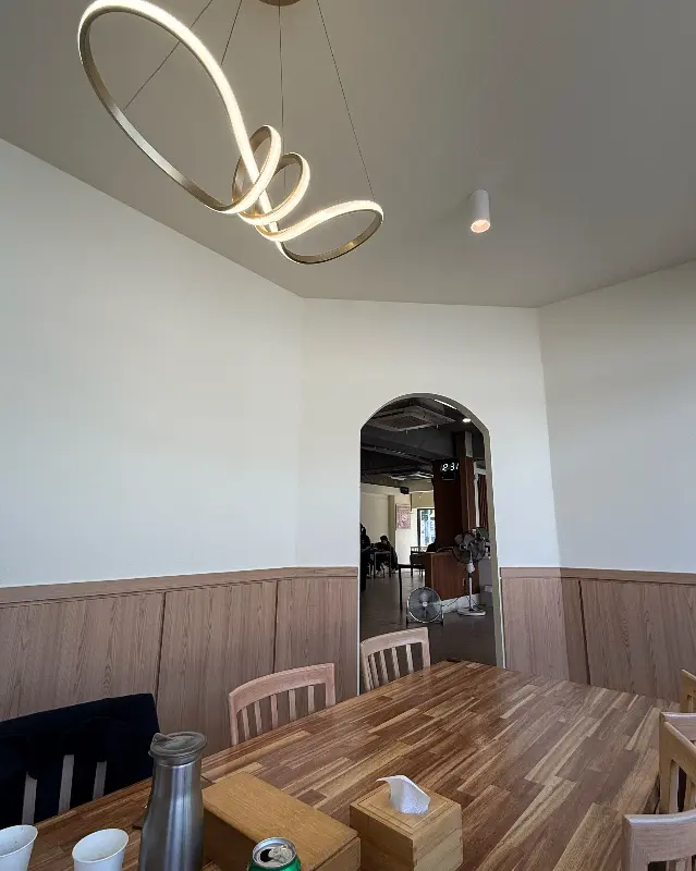 다양한 소스와 곁들여 먹는 규카츠