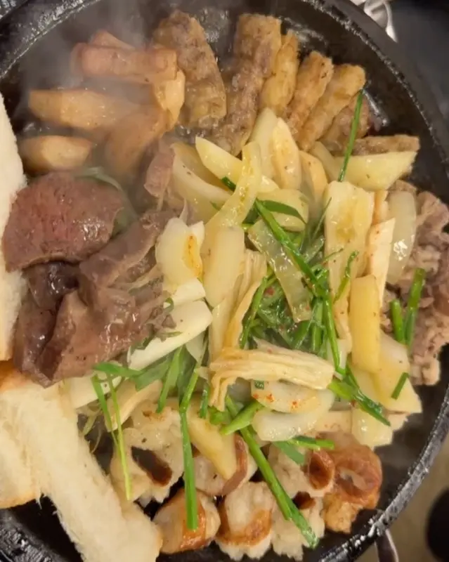 노릇하게 구워진 모듬 곱창