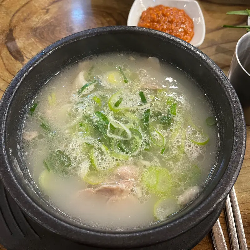 깔끔한 돼지국밥 국물