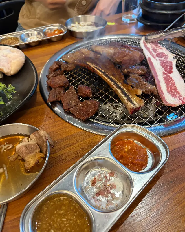 숯불과 밑반찬