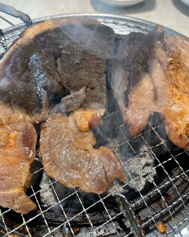 불판 위에서 익어가는 갈비