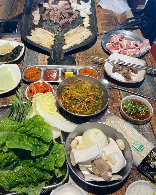 푸짐하게 차려진 고기 한 상