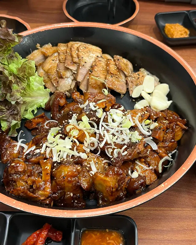 윤기가 좔좔 흐르는 반반 족발