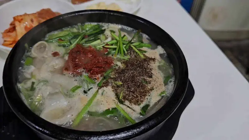 뚝배기에 담겨져 김이 모락모락 나는 순대국밥