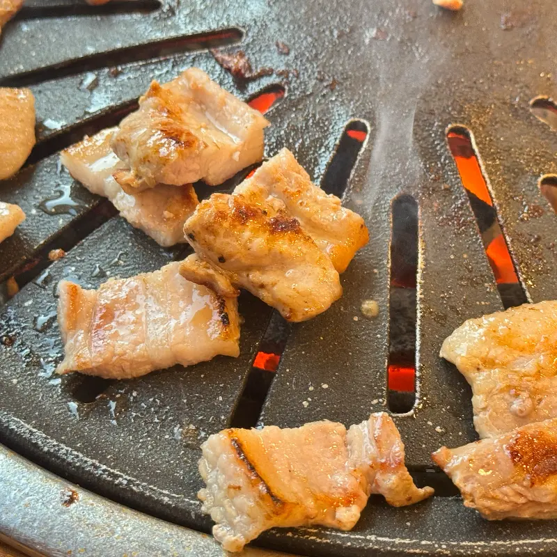 불판 위 삼겹살