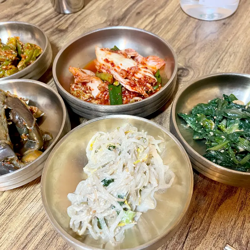 정갈하게 담긴 밑반찬들