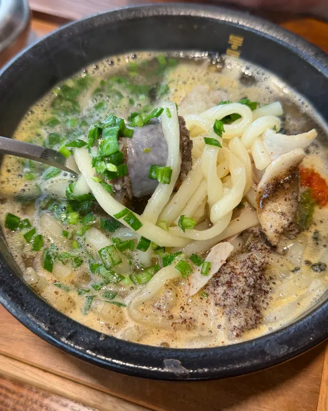 쫄깃한 우동 면발과 야들야들한 돼지고기