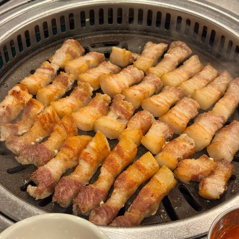 노릇하게 구워진 오겹살