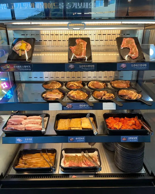 다양한 고기 종류가 진열된 냉장 쇼케이스