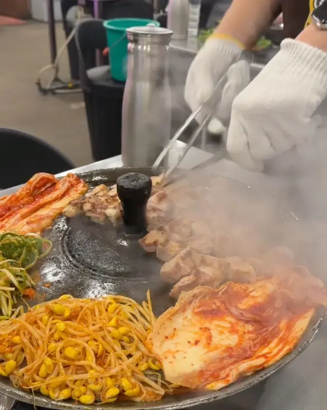 직원분이 고기를 굽는 모습