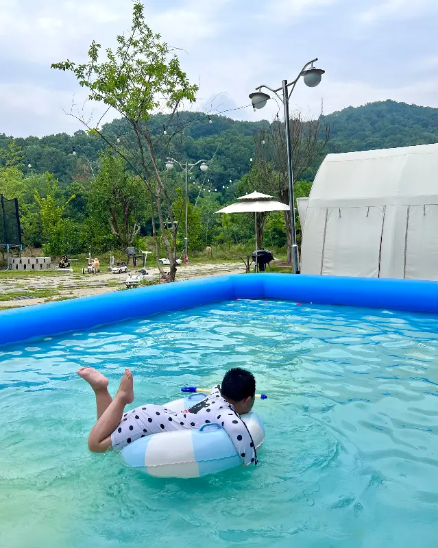 아이들이 물놀이를 즐기는 모습