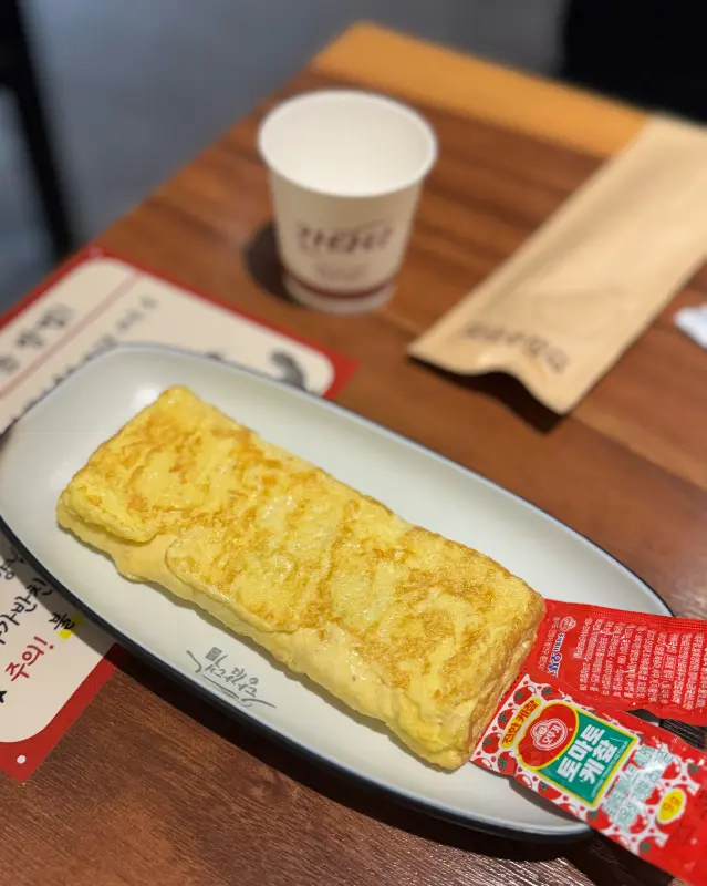 볶음밥을 볶는 모습