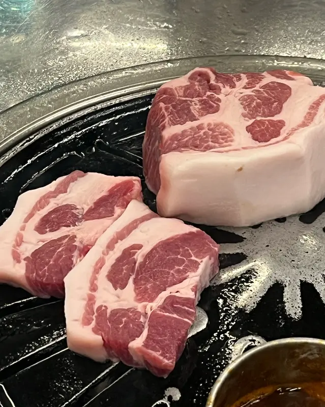 두툼한 흑돼지 목살