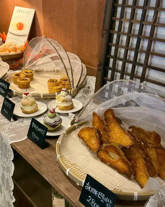 다양한 빵들이 진열된 모습