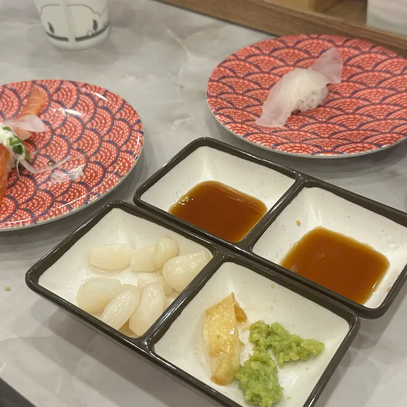 테이블 위에 놓인 초밥 접시와 젓가락