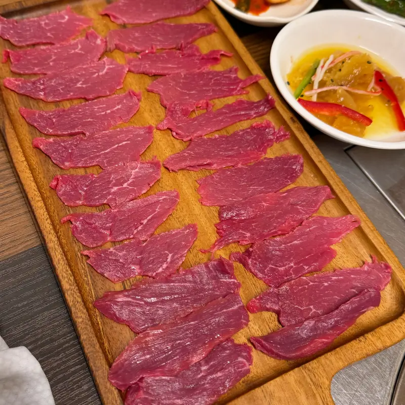 윤기가 좌르르 흐르는 육사시미