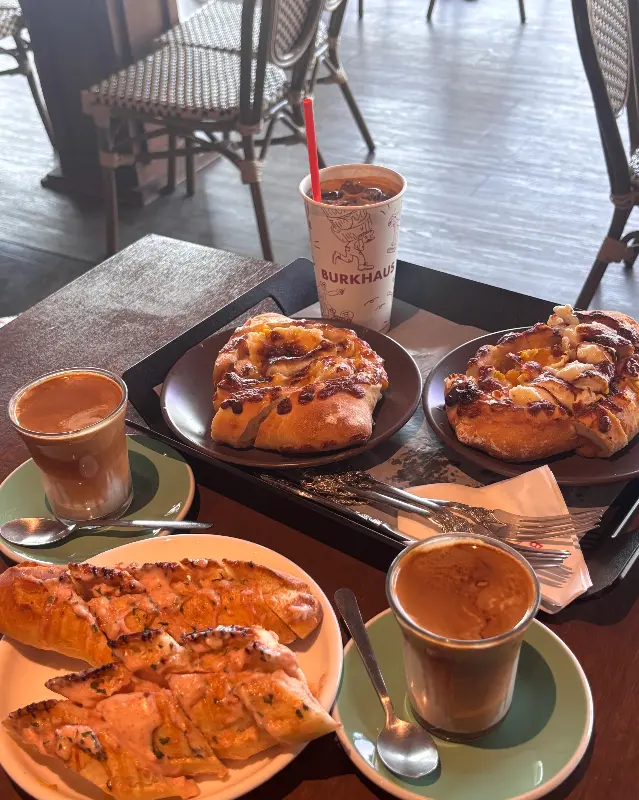 다양한 빵과 음료를 즐길 수 있는 버크하우스