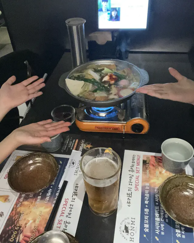 보글보글 끓는 나가사키 짬뽕. 푸짐한 해산물이 시선을 사로잡는다.