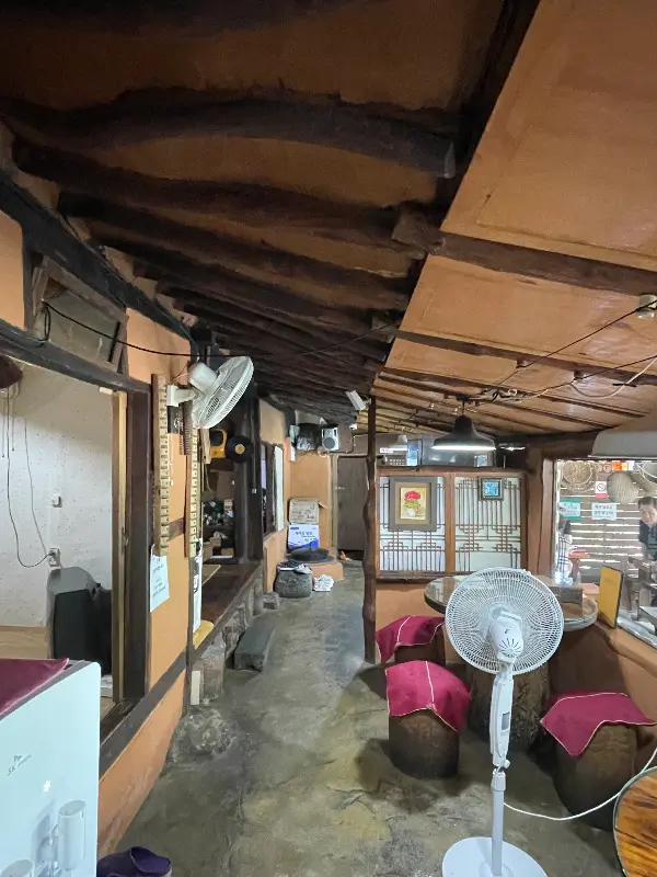 편안한 분위기의 식당 내부