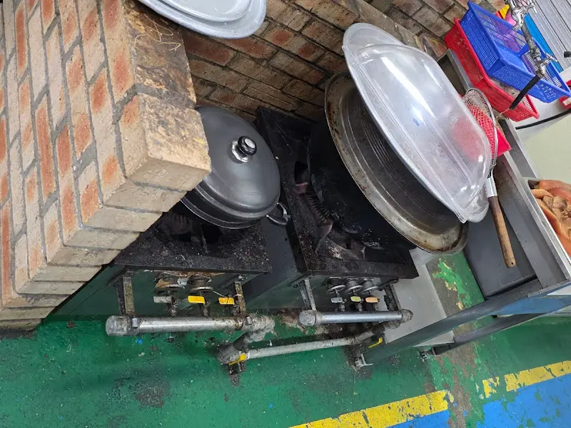 가스렌지 위에서 끓고 있는 곰탕 솥