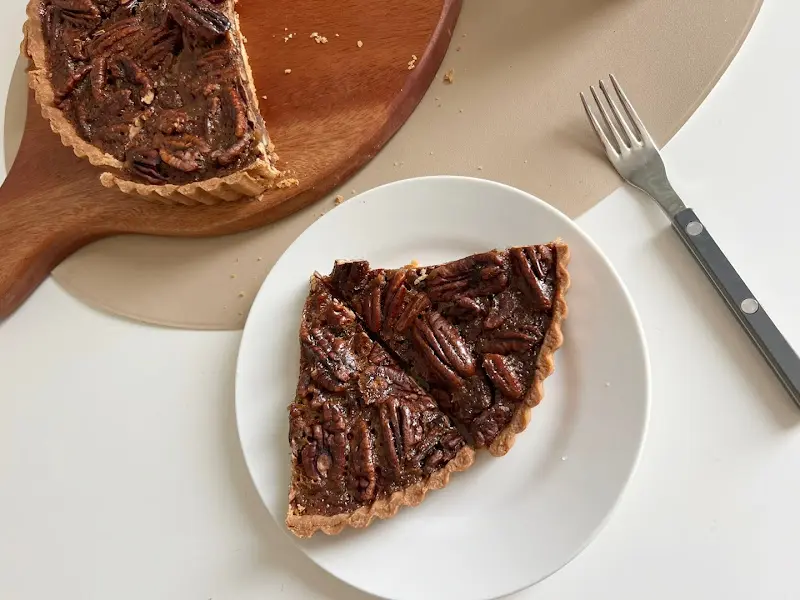 나무 도마 위에 올려진 피칸 파이