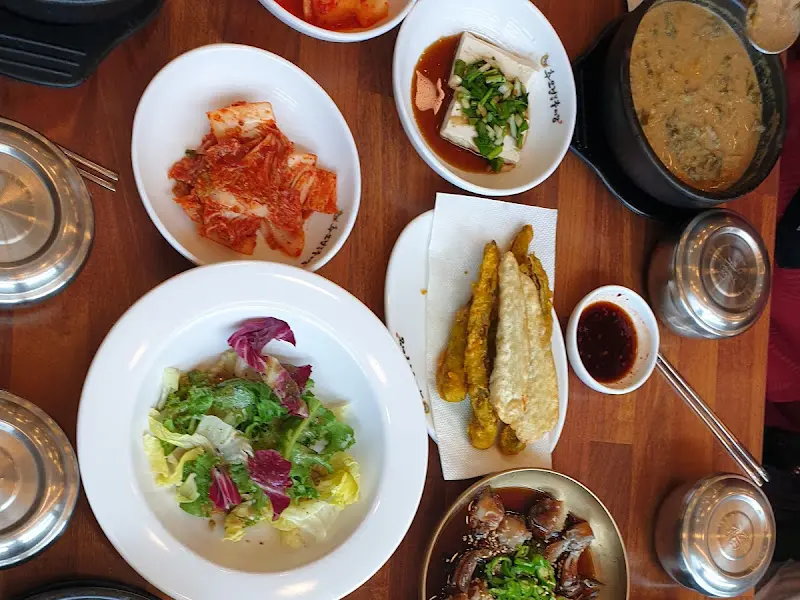 신선한 샐러드와 다채로운 밑반찬