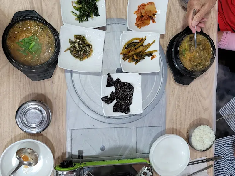 보글보글 끓고 있는 짱뚱어탕과 정갈한 밑반찬