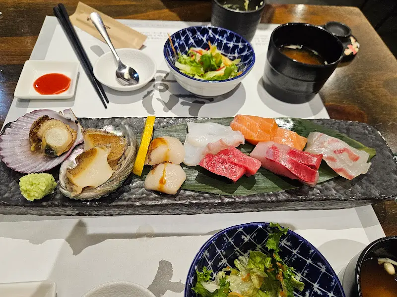 스시 코스에 포함된 해산물 모듬. 멍게, 전복, 문어숙회가 신선함을 뽐낸다.