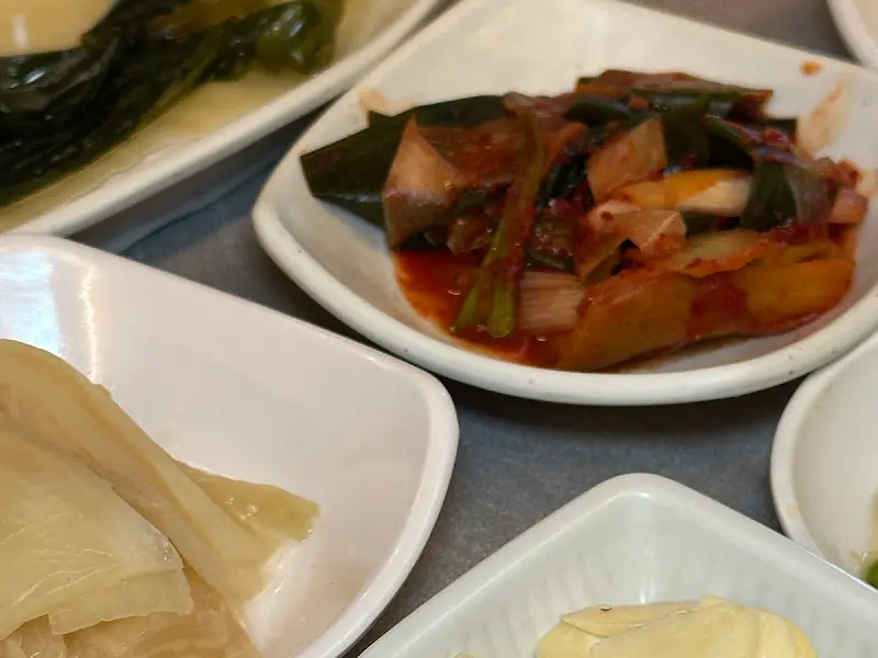 다양한 종류의 김치가 담긴 접시들