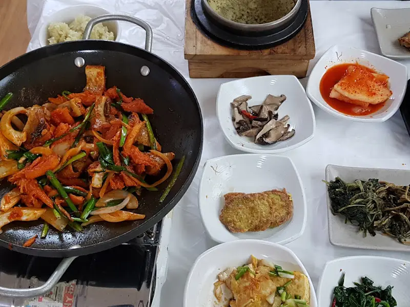 황태구이와 다양한 반찬이 한 상 가득 차려진 모습