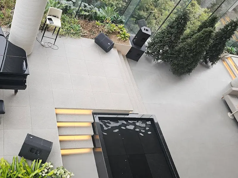 카페 내부에서 내려다본 정원의 모습