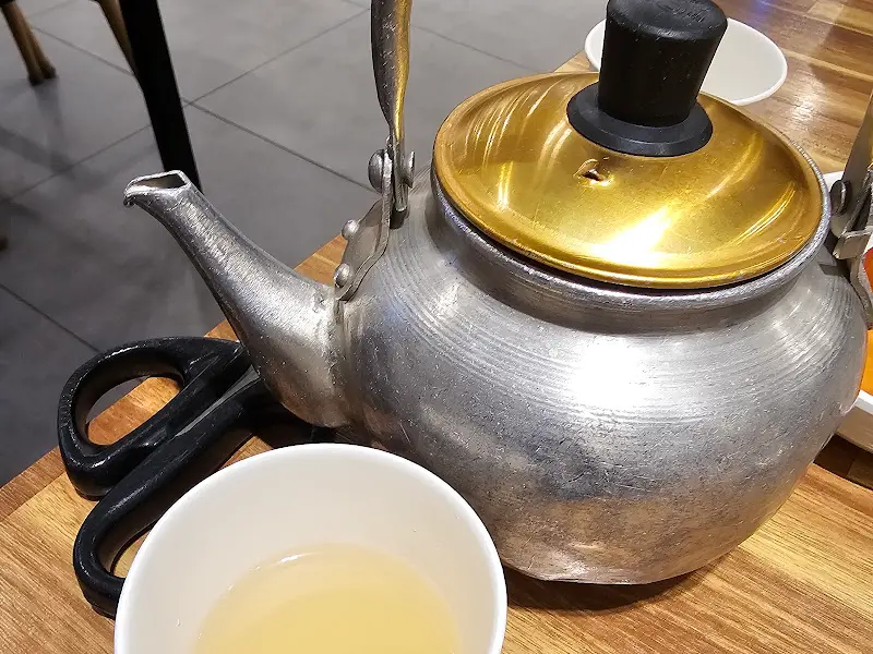 따뜻한 온육수가 담긴 주전자