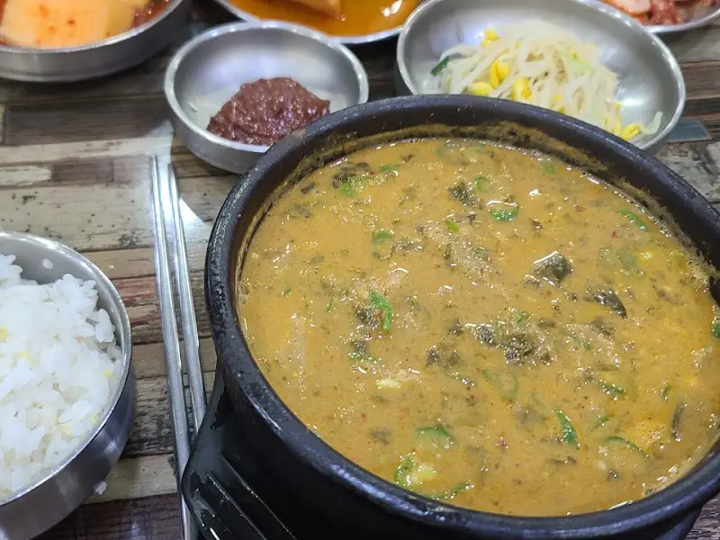 추어탕과 갓 지은 밥