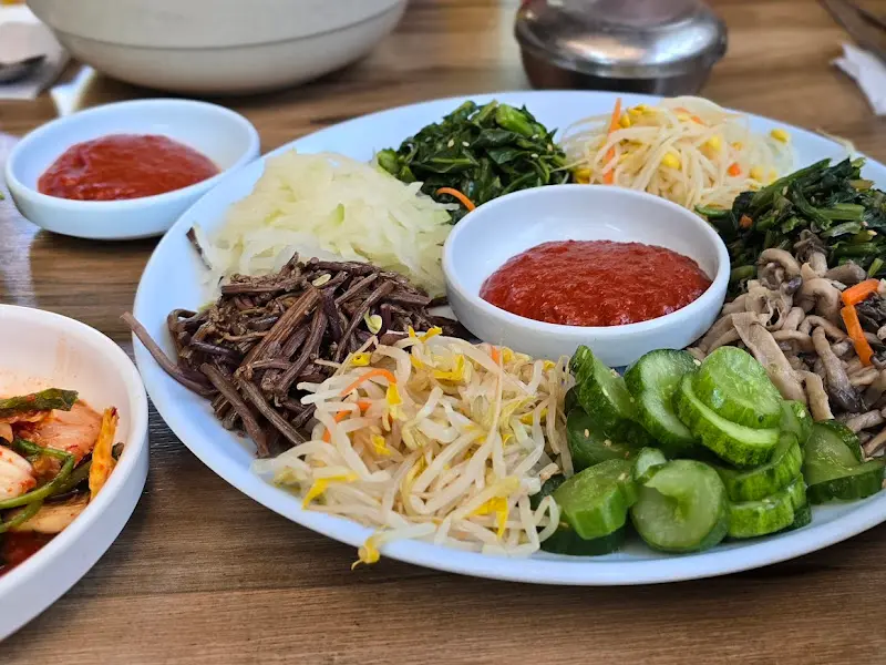 나물 반찬과 고추장이 담긴 보리밥