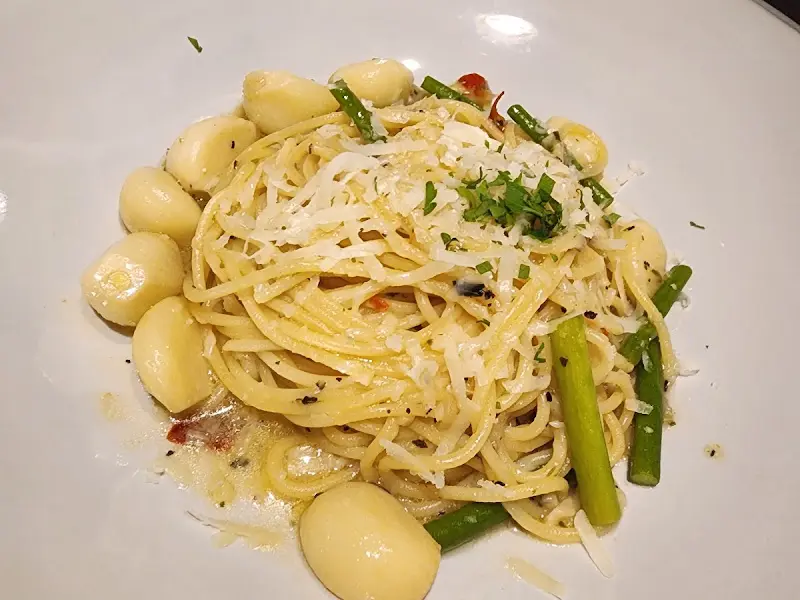 마늘과 아스파라거스가 들어간 파스타