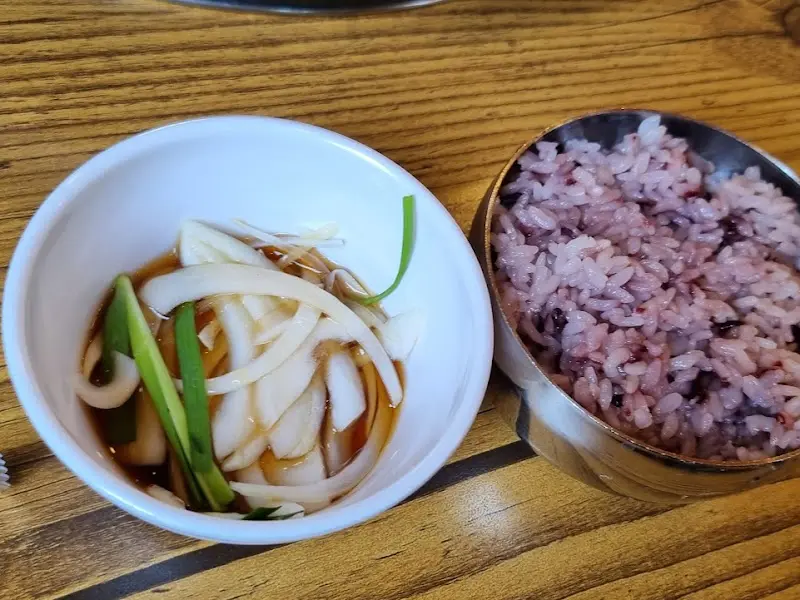 윤기가 자르르 흐르는 흑미밥