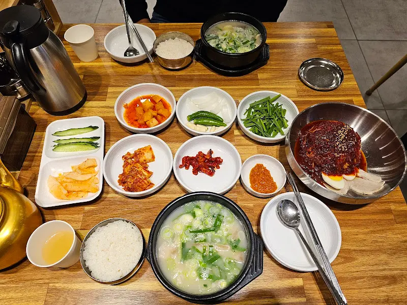 푸짐하게 차려진 테이블