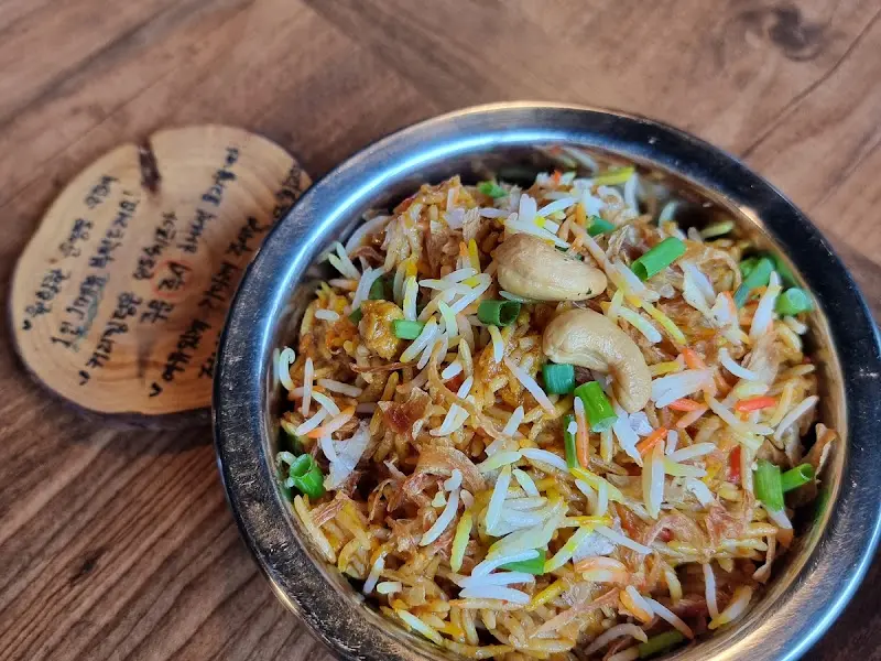 은색 그릇에 담긴 에그 비리야니