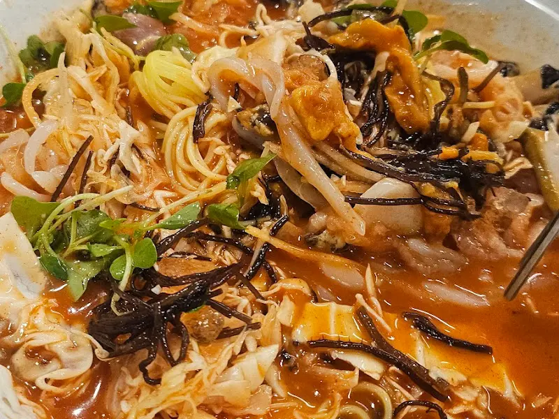 다채로운 해산물과 야채가 어우러진 물회