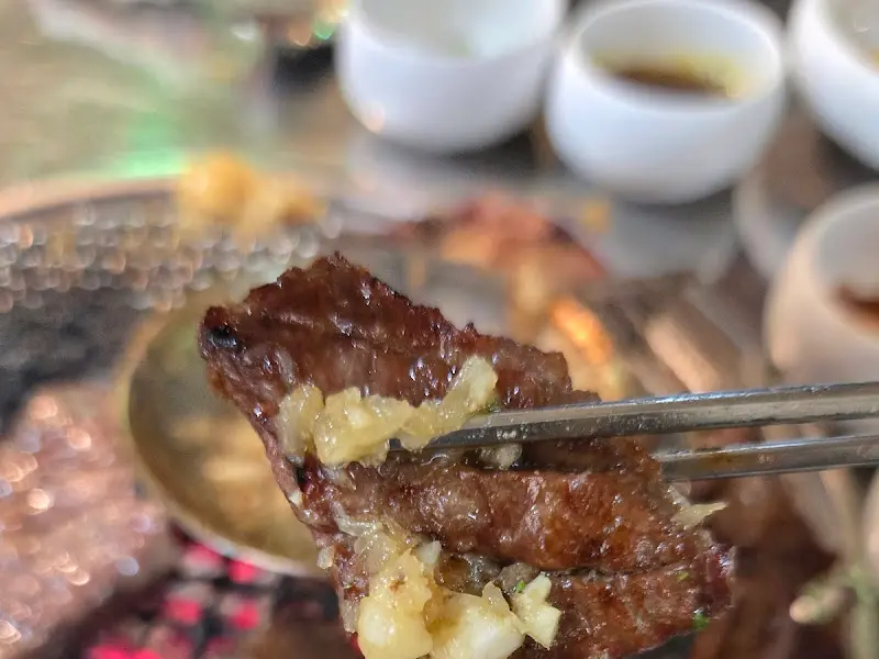 젓가락으로 집어 올린 마늘 소갈비 한 점