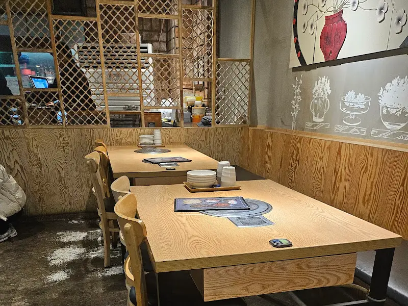 테이블과 의자가 정돈된 매장 내부