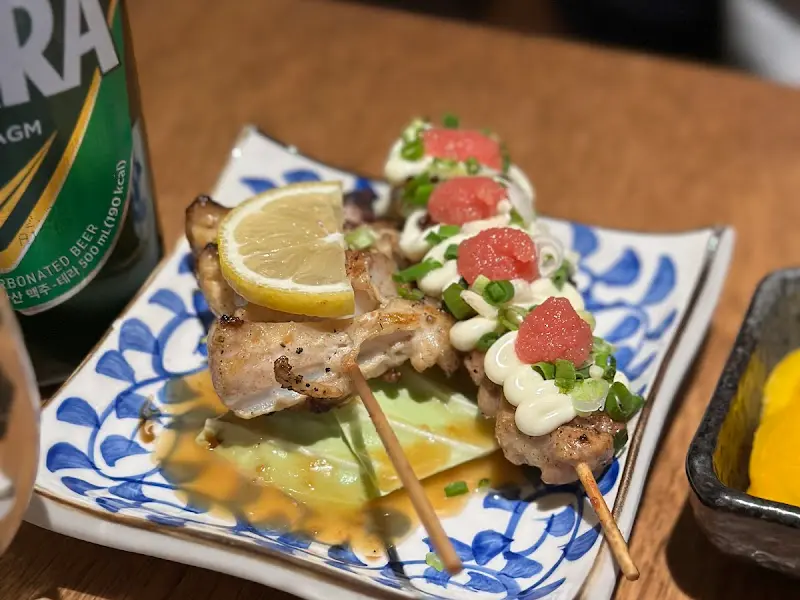 레몬 슬라이스가 올려진 닭고기 꼬치