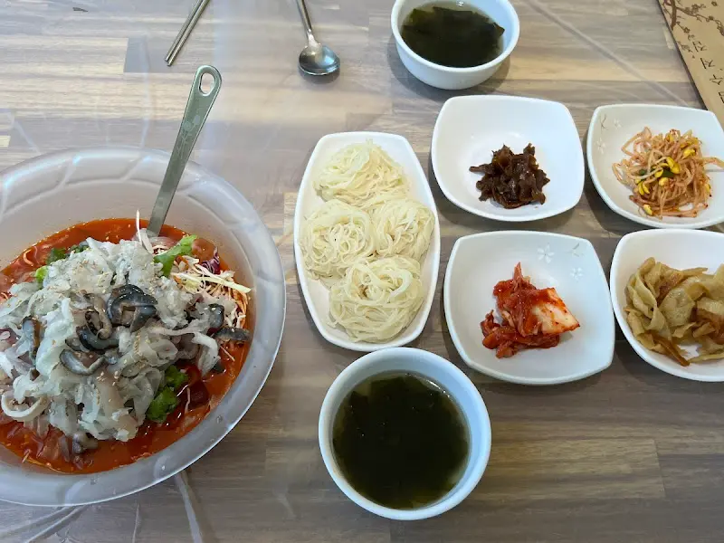 물회와 반찬 전체샷